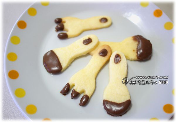 巧克力可隨喜愛沾在任何地方做造型，餅乾放涼會更硬