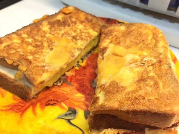 將2片方包中間灑上芝士碎，按壓一會，用易潔平底鑊"白鑊"煎至兩面金黃色，即成。