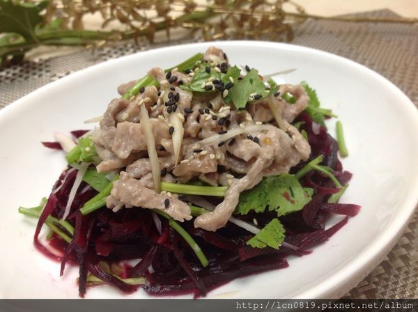 甜菜根鋪底，擺上豬肉絲、嫩薑絲香菜，  淋上照燒醬、芝麻
