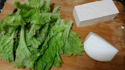 先將生菜、豆腐洗淨。