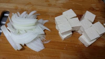 洋蔥切絲、豆腐切成小塊。