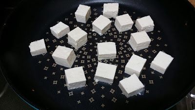 將小塊的豆腐乾煎。