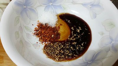將醬油、辣椒粉、白砂糖、芝麻油還有白芝麻調和做成醬料。