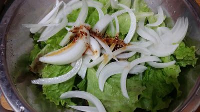 生菜跟洋蔥絲和調好的醬料一起混合均勻。