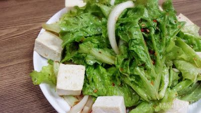 天氣熱不想吃很多的時候，
就適合來一道涼拌豆腐生菜두부상추무침:)