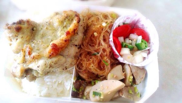 [6/4 Mickey 餐盒 ]蒜味奇異果烤去骨雞腿、螞蟻上樹、涼拌杏飽菇、涼拌三色蔬果、外酥內鬆軟的手工地瓜杏仁餅乾