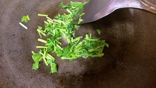 香菜先下鍋炒過