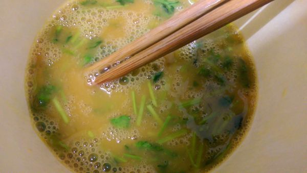 把炒過的香菜加入蛋液中...拌勻後.就可以下鍋煎了