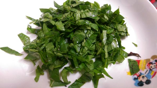 九層塔切碎....後面的步驟與香菜煎蛋相同