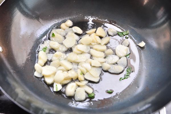 先以少許的油薑蒜末煸至金黃