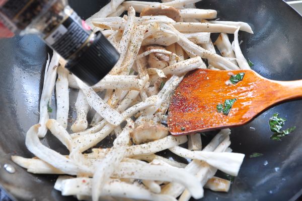 最後放入杏鮑菇條入鍋，並灑入綜合研磨香料一起快速拌炒，加入適量鹽調味即可