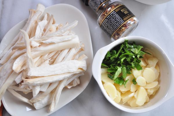 備料如圖~
買稍微大支的杏鮑菇，用手依順紋撕成條狀，蒜頭切片狀、九層塔則切末