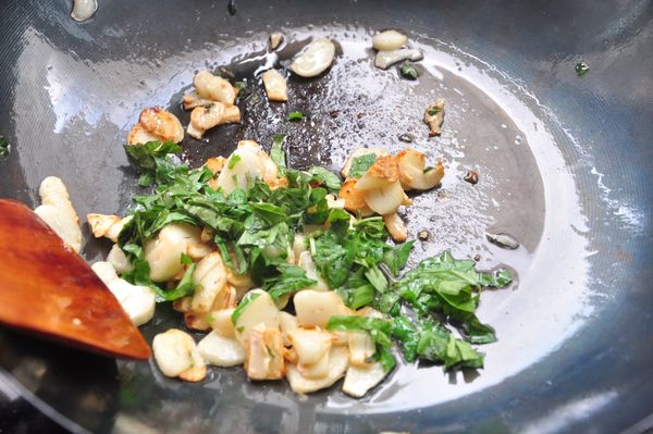 接著放入9層塔末拌炒，釋出香氣