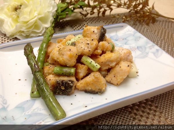 油炸至金黃，取出，  回鍋再略炸，、撒上芥末胡椒粉