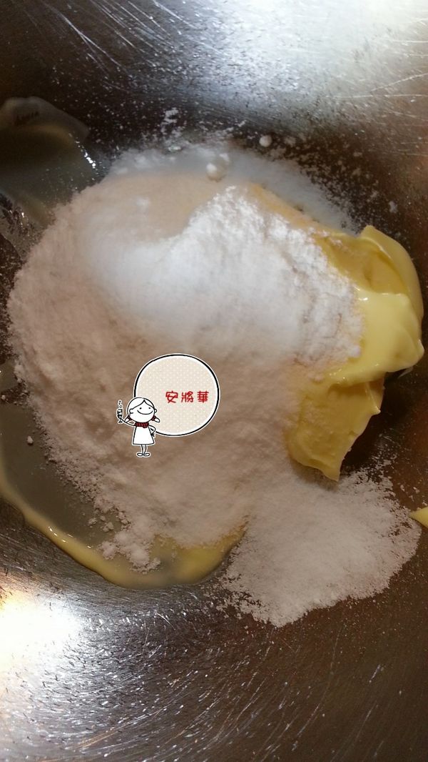 將室溫軟化的奶油加糖用電動打蛋器打發，打至泛白澎綿即可