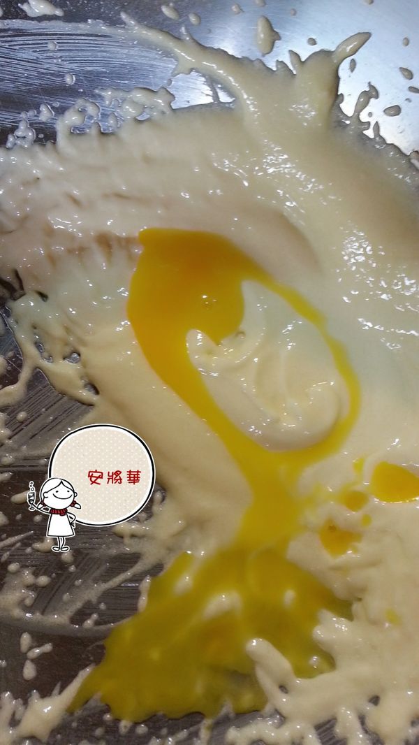 將蛋液分次加入用電動打蛋器攪拌均勻