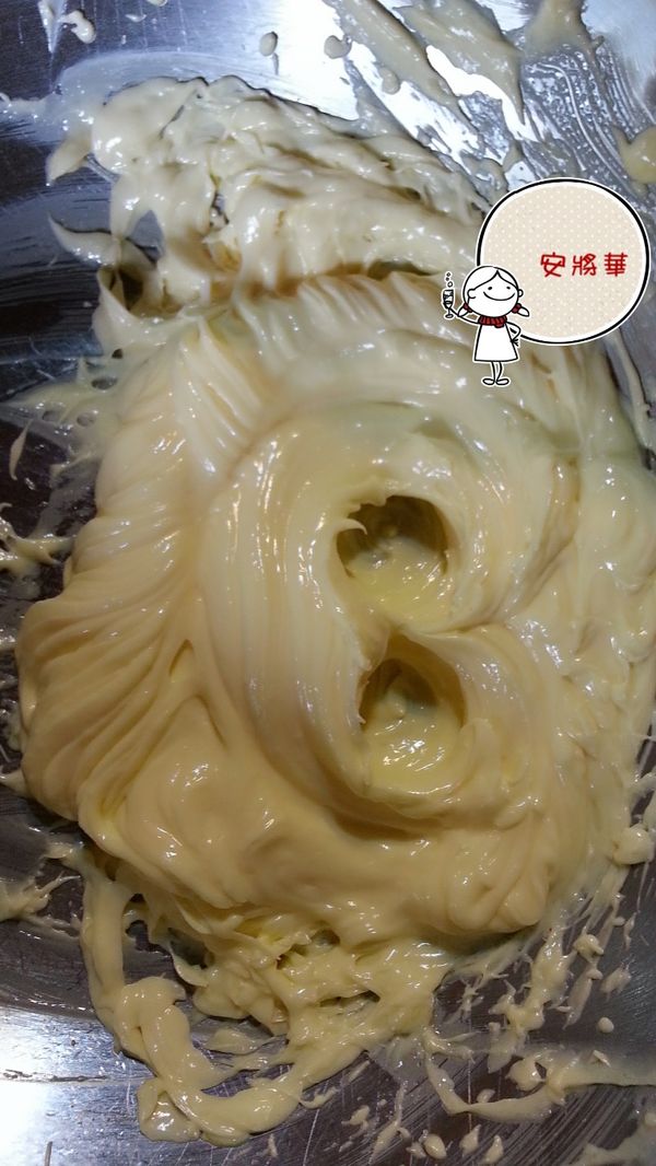 攪拌均勻的蛋黃糊很澎綿