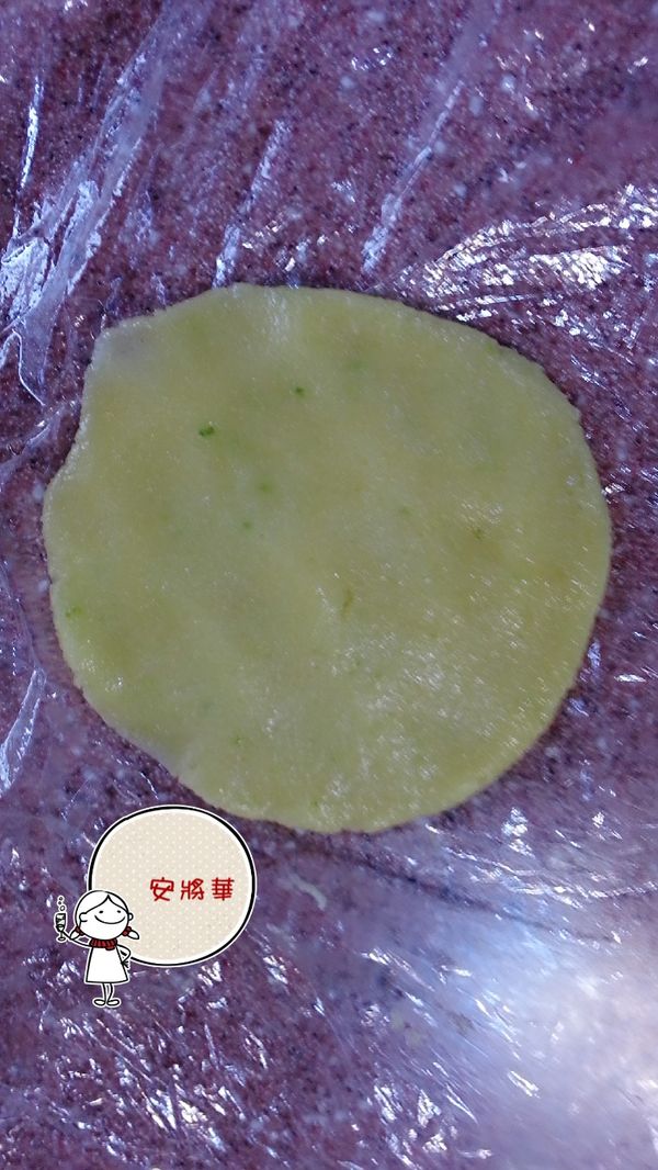 取一小麵糰壓扁成均勻薄片