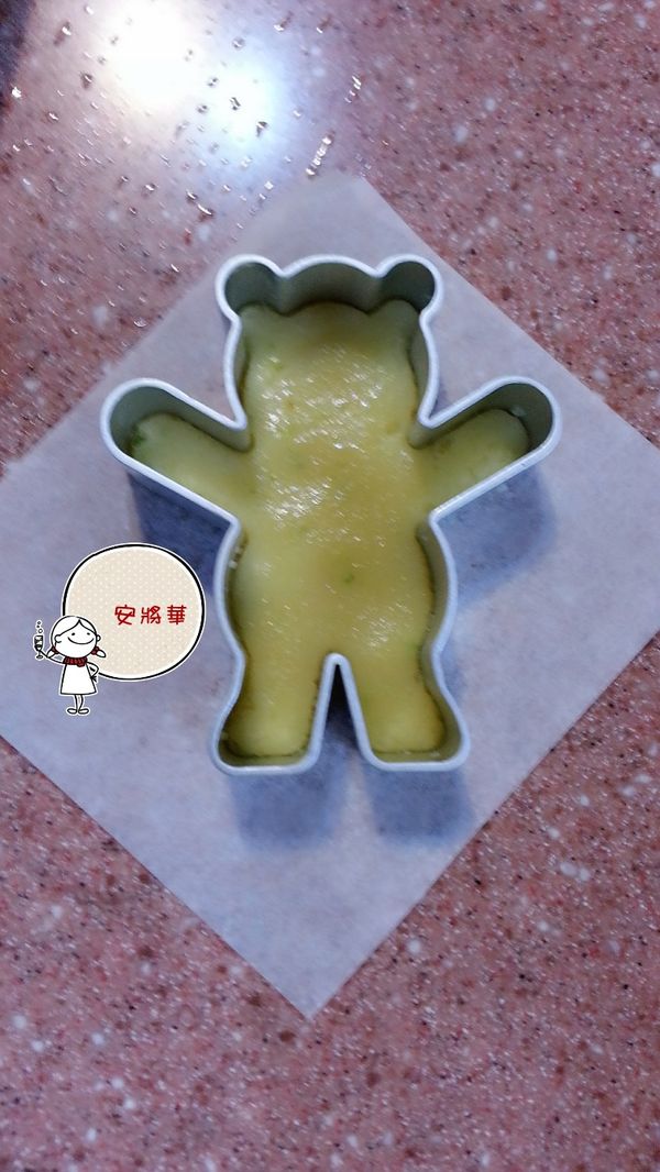 用喜歡的模具壓出造型，底下墊個饅頭紙方便取下