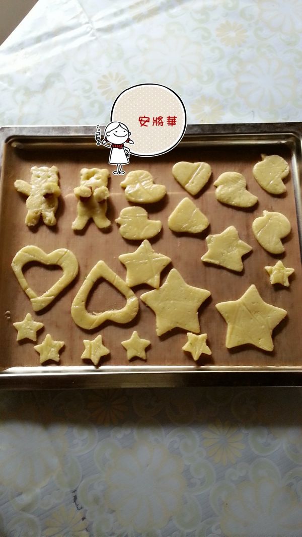 將壓出的造型餅乾放在墊有烘培紙的烤盤上，烤箱190度預熱10分，180度15分，我的小烤箱只要150度15分就可。