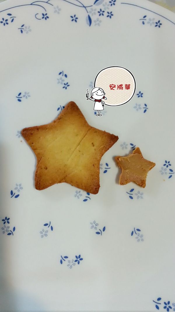 烤好取出放涼，可在小星星上抹果醬，再放置在大星星上面合起。