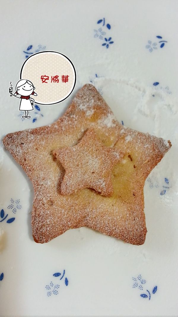 在表面上灑上糖粉就完成了。