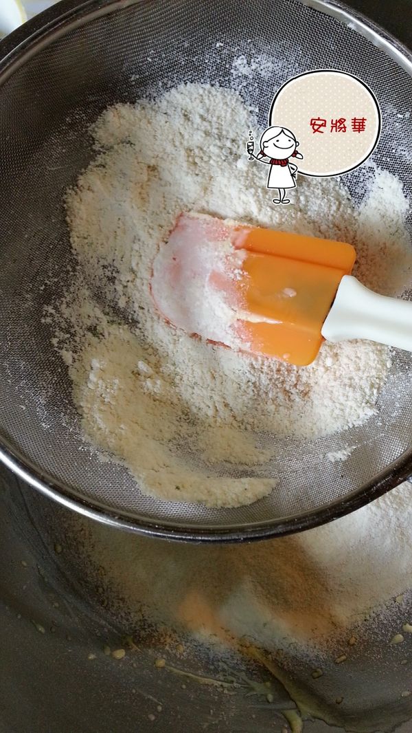 將低粉、杏仁粉過篩加入蛋黃糊裡，因杏仁粉顆粒較粗，可用軟刮刀幫助攪拌入鍋裡，盡量過篩至最後沒法篩完的再全部倒入，檸檬洗淨磨出綠色外皮部分，加入蛋黃糊裡用軟刮刀拌勻。