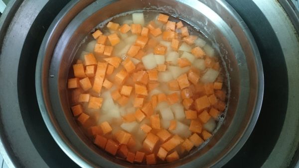 馬鈴薯、紅蘿蔔洗淨去皮，切小方塊，放進鍋中，加水(須蓋過食材)。 放進電鍋，外鍋1杯水煮熟備用 !