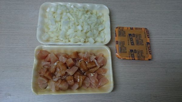 里肌肉切小塊狀，加少許醬油、酒，醃製一下。 洋蔥切成小丁備用。