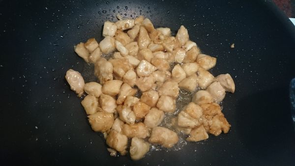 里肌肉加少許地瓜粉拌勻。平底鍋加油，溫度不要太高，把雞肉放進去，煎到表面變色就可以。