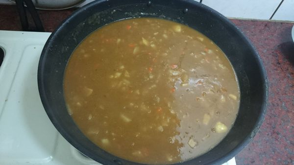 先把洋蔥丁炒軟變半透明狀，加入已煮好的紅蘿蔔跟馬鈴薯（連湯一起加入）。加１大碗水，再加入咖哩塊、里肌肉，拌勻後煮滾。加少許鹽、黑胡椒粉就完成了 !