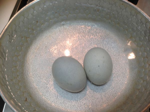 皮蛋中小火煮到水滾一會關火，讓蛋液凝固切的時候會比較漂亮不易沾黏，不過煮也行