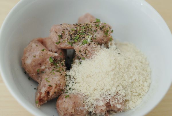 將肉腸的外層撕開，將肉與麵包粉拌勻，再加鹽，黑糊椒粉調味（可加其他香料如辣椒料，紅椒粉等）