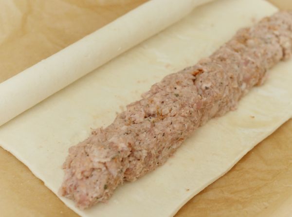 將豬肉餡料放在起酥皮近下方的位置，均勻排好