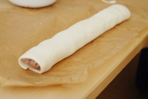 將酥皮捲起來，捲一圈便可，把多餘的酥皮切掉，用蛋液把封口處黏合