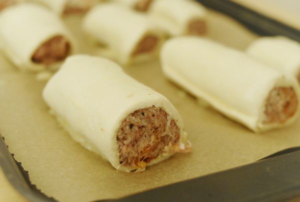 切成小段，封口處朝下，放在鋪有烘焙紙的烤盤上。在表面刷上一層蛋液，放入已預熱200度烤箱，烤15至20分鐘，至表面金黃色即成！