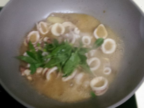 熄火後倒入麻油，九層塔及蔥花稍微拌炒後即可起鍋