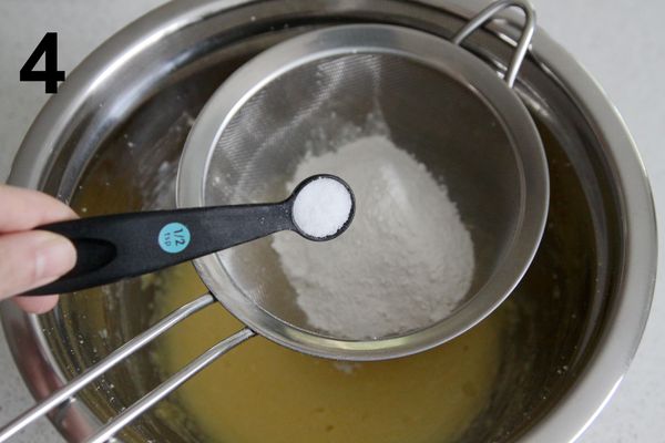 鹽和自發粉過篩，倒入混合物中，拌勻；