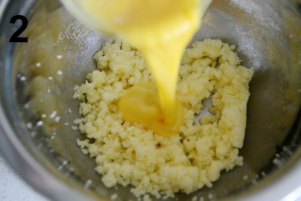 將牛油和細砂糖攪拌至鬆軟，然後分二至三次加入蛋液；