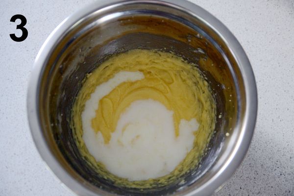 將牛奶加進混合物中，攪拌均勻；