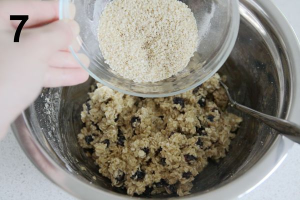 以及白芝麻，拌成均勻的麵糰；