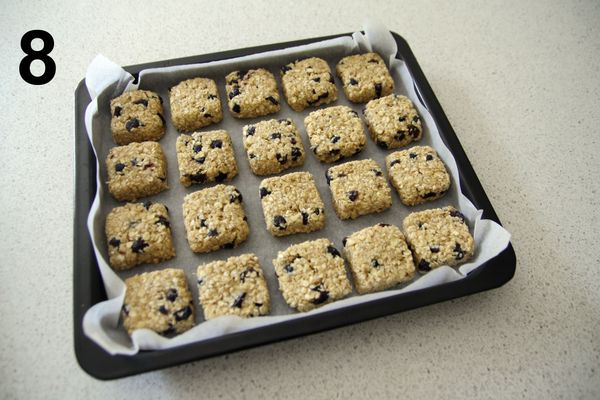 焗盤上鋪一張烘焙紙，取適量麵糰(約三十克)整理成喜歡的形狀，整齊地排放在焗盤上，放入已預熱的焗爐，以180℃焗二十至二十五分鐘，或視乎餅乾的顏色而定；