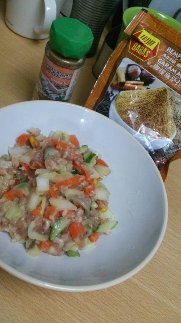 將冰箱的蔬菜全部切碎,加上鄉村田園風味鹽與咖哩粉調味