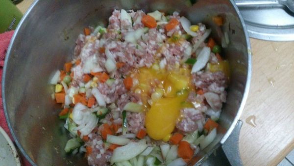 再打上一顆蛋,最後捏成一顆顆球狀,表面沾附麵包屑,用烤箱200度 烤15分鐘 就完成拉