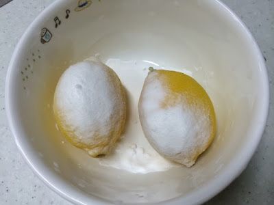首先用小蘇打搓洗檸檬外皮