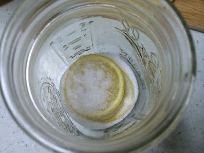 玻璃瓶底部放入一匙糖，
接著放入一片檸檬片，
一匙糖一片檸檬一匙糖一片檸檬...