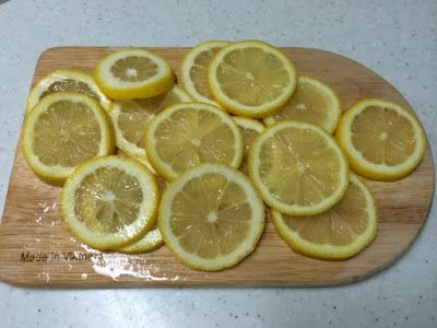 冷凍過後的檸檬切成2~3mm的薄片。
去除所有的籽才能避免苦味。
切之前要確定檸檬、沾板和刀子都是乾的。