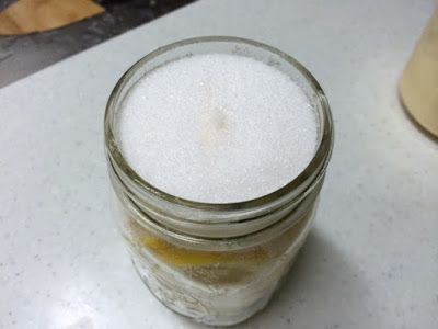 最後再用糖將瓶子填滿，
蓋上蓋子轉緊密封。