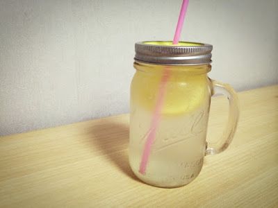 只要撈出一兩片的糖漬檸檬，
再加上適量的冰塊和氣泡水，
就可以做成清涼消暑的檸檬氣泡水囉。