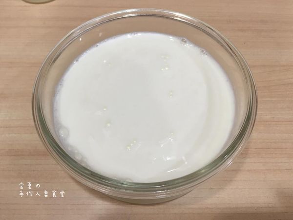 將鮮奶與優酪乳攪拌混合（比例是２：１）